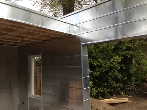 Overkapping met zinken gevel- en dakrandbekleding